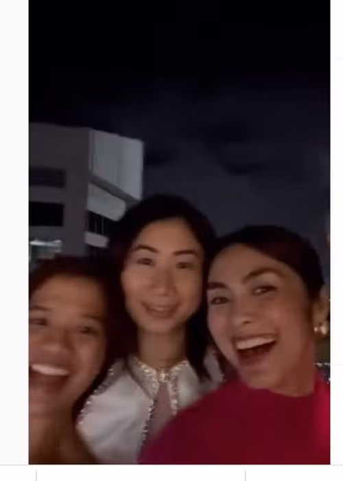 Nàng ngọc nữ còn mừng năm mới bên người thân, bạn bè ở trời Tây.