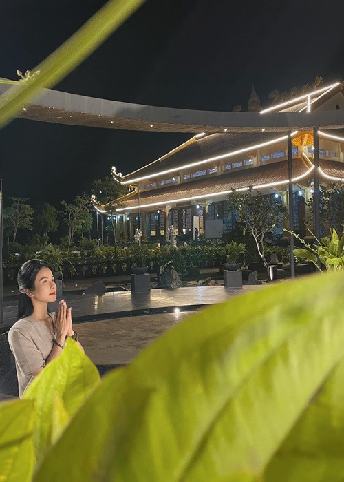 Diệp Lâm Anh đón năm mới ở một thiền viện.