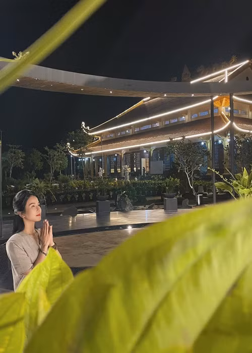 Diệp Lâm Anh đón năm mới ở một thiền viện.