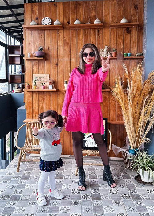 Ca sĩ Pha Lê đưa con gái du lịch Đà Lạt.