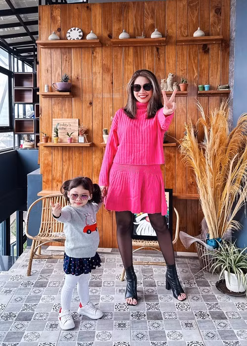 Ca sĩ Pha Lê đưa con gái du lịch Đà Lạt.