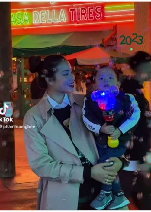 Phạm Hương tiếp tục đón Tết Dương lịch ở Mỹ.