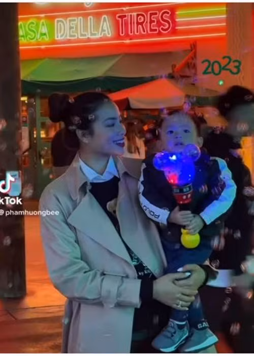 Phạm Hương tiếp tục đón Tết Dương lịch ở Mỹ.