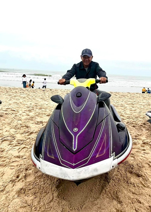 Diễn viên Tùng Yuki đi chợ cá ở biển lúc sáng sớm ngày 1/1/2023.