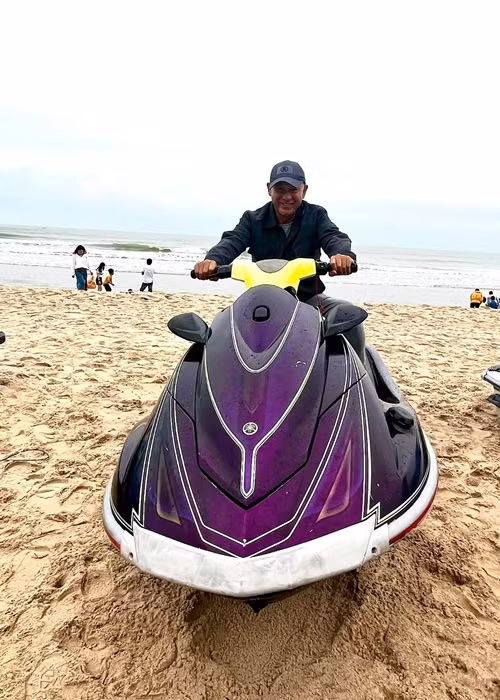 Diễn viên Tùng Yuki đi chợ cá ở biển lúc sáng sớm ngày 1/1/2023.