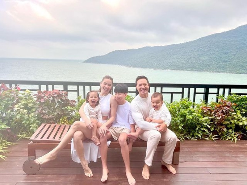 Kim Lý - Hồ Ngọc Hà đưa các con đi nghỉ dưỡng.