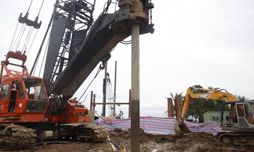 Phuong Le ho tro gia dinh be trai 10 tuoi roi xuong ong be tong