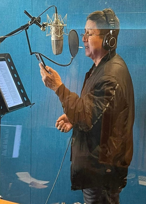 Nghệ sĩ Chí Trung tập trung cho phần thu âm của riêng mình.