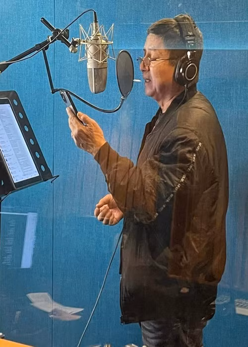 Nghệ sĩ Chí Trung tập trung cho phần thu âm của riêng mình.