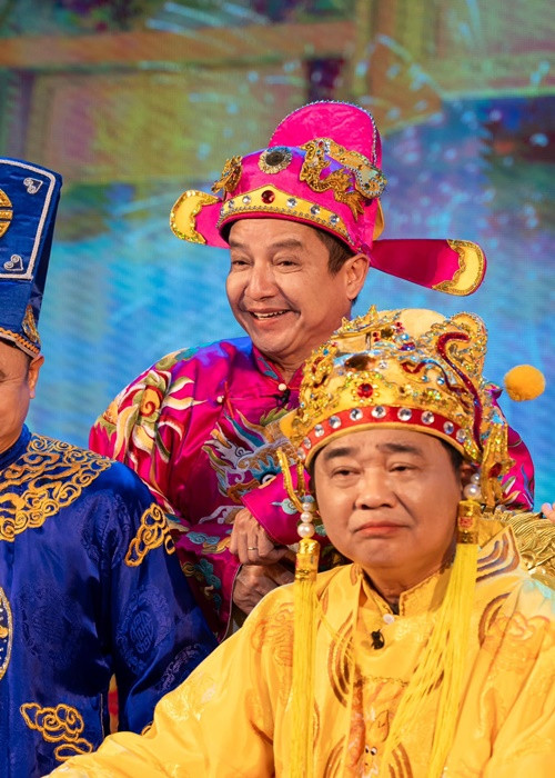 Chí Trung chia sẻ hình ảnh bên nghệ sĩ Quốc Khánh đồng thời viết: "Đố biết Ngọc Hoàng đang nghĩ gì?".