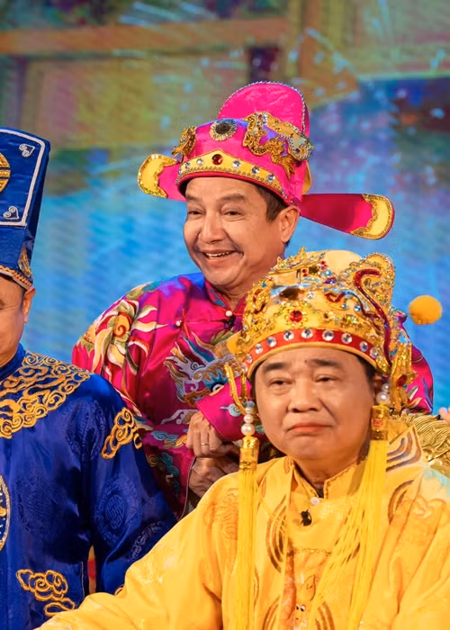 Chí Trung chia sẻ hình ảnh bên nghệ sĩ Quốc Khánh đồng thời viết: "Đố biết Ngọc Hoàng đang nghĩ gì?".