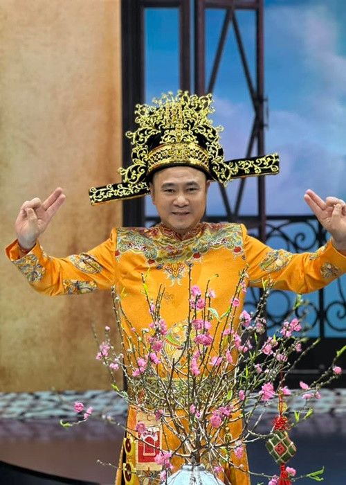 Tự Long úp mở tạo hình trong Táo Quân 2023.