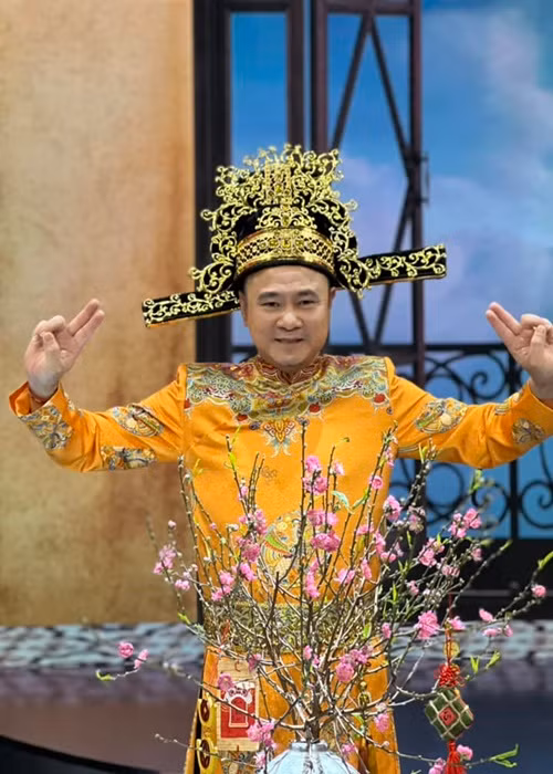 Tự Long úp mở tạo hình trong Táo Quân 2023.