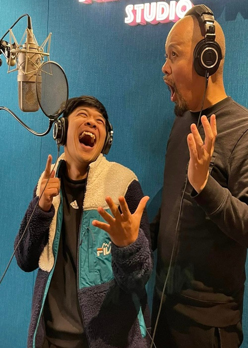 Ngoài hình ảnh vé xem Táo Quân 2023, Minh Quân còn chia sẻ loạt ảnh các diễn viên thu âm cho chương trình. "Ngày thu, đêm tập ... để còn kịp quay hình", Minh Quân viết.