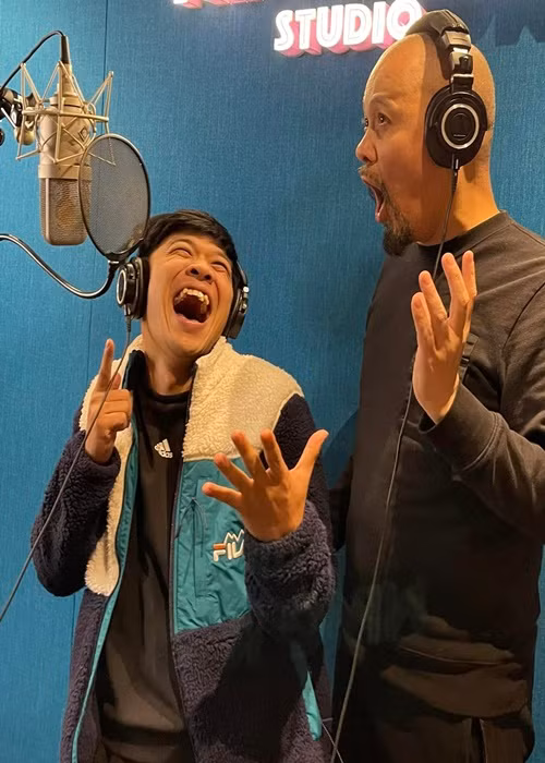 Ngoài hình ảnh vé xem Táo Quân 2023, Minh Quân còn chia sẻ loạt ảnh các diễn viên thu âm cho chương trình. "Ngày thu, đêm tập ... để còn kịp quay hình", Minh Quân viết.