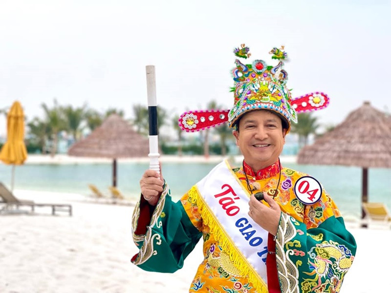 Mới đây, nghệ sĩ Chí Trung chia sẻ hình ảnh đeo dải băng ghi Táo Giao thông đồng thời viết: "Yêu cầu tất cả cho xe máy xuống lòng đường kẻo vỡ hết đá 70 tuổi của tôi bây giờ… Nhanh!".