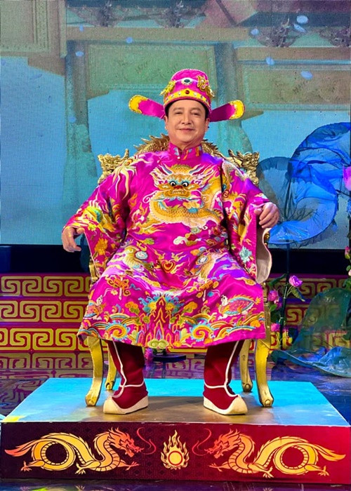 Đăng tải hình ảnh ngồi trên ghế Ngọc Hoàng, Chí Trung chú thích: "Năm nay leo thử lên cao".