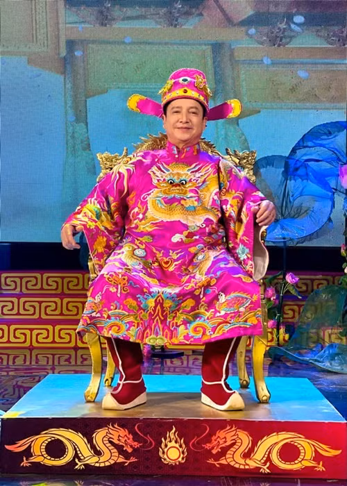 Đăng tải hình ảnh ngồi trên ghế Ngọc Hoàng, Chí Trung chú thích: "Năm nay leo thử lên cao".