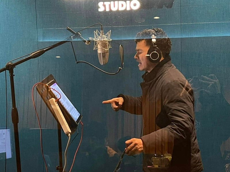 Nghệ sĩ Xuân Bắc trong buổi thu âm.