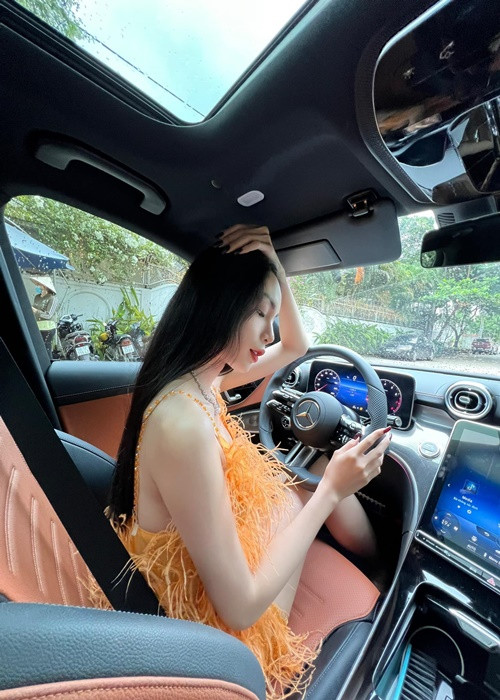 Mỹ Kỳ khoe lưng trần gợi cảm với váy yếm.