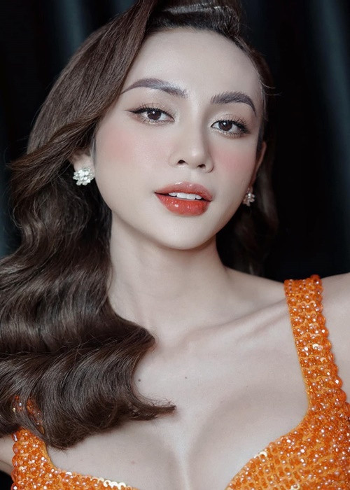 “Mỹ Kỳ cố gắng tập luyện trong suốt thời gian vừa qua, không phải chỉ để thi Miss International Queen mà để thật hoàn thiện hơn về bản thân trong nhiều thiếu sót và sửa chữa hết tất cả mọi lỗi lầm trong quá khứ”, chân dài sinh năm 1999 viết trên trang cá nhân.