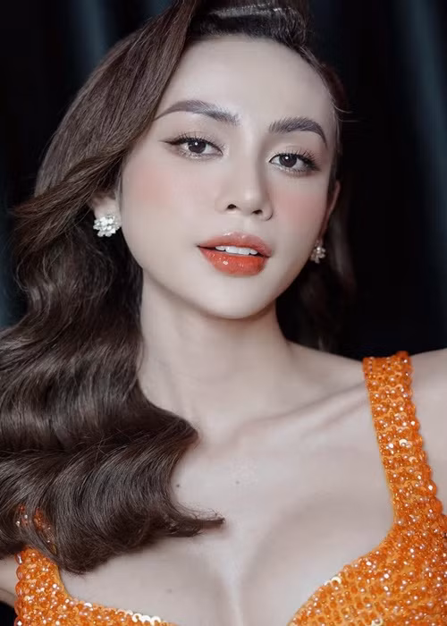 “Mỹ Kỳ cố gắng tập luyện trong suốt thời gian vừa qua, không phải chỉ để thi Miss International Queen mà để thật hoàn thiện hơn về bản thân trong nhiều thiếu sót và sửa chữa hết tất cả mọi lỗi lầm trong quá khứ”, chân dài sinh năm 1999 viết trên trang cá nhân.