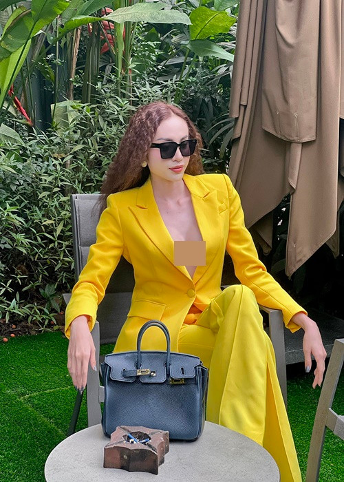 Chân dài chuyển giới thường xuyên lăng xê mốt vest không nội y.