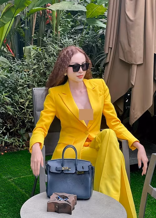 Chân dài chuyển giới thường xuyên lăng xê mốt vest không nội y.