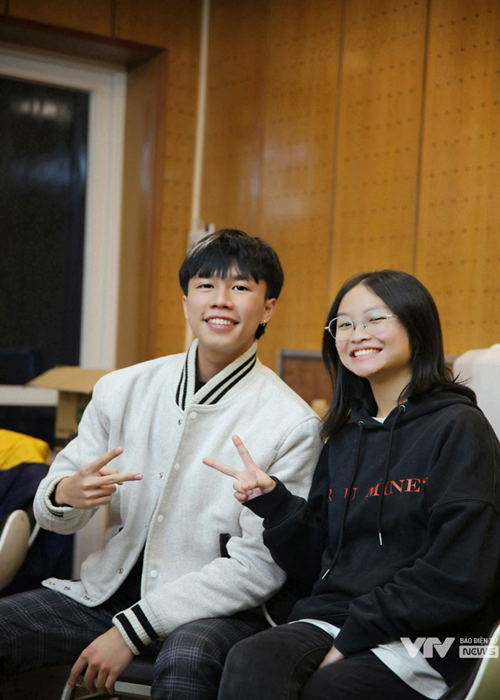 Dịp bố mẹ tập luyện Táo Quân 2023, Thục Anh và Long Vũ hào hứng đến xem. Ảnh: VFC