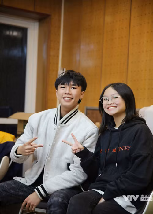 Dịp bố mẹ tập luyện Táo Quân 2023, Thục Anh và Long Vũ hào hứng đến xem. Ảnh: VFC