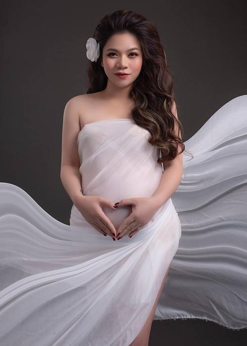 Khi mang bầu, nữ ca sĩ không bị phá tướng. Ảnh: FBNV