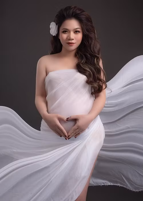 Khi mang bầu, nữ ca sĩ không bị phá tướng. Ảnh: FBNV