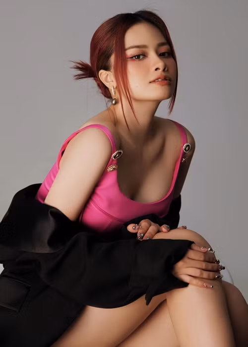 Nữ ca sĩ sinh năm 1991 có sự lột xác về hình ảnh. Ảnh: FBNV