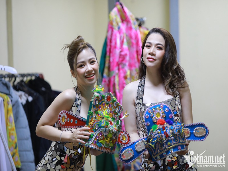 Trên trang cá nhân, Dương Hoàng Yến (trái) cho biết, năm nay, cô lần đầu xuất hiện trong Táo Quân. Trong khi đó, Mỹ Dung có vài lần tham gia chương trình với vai trò ca sĩ. Ảnh: Vietnamnet