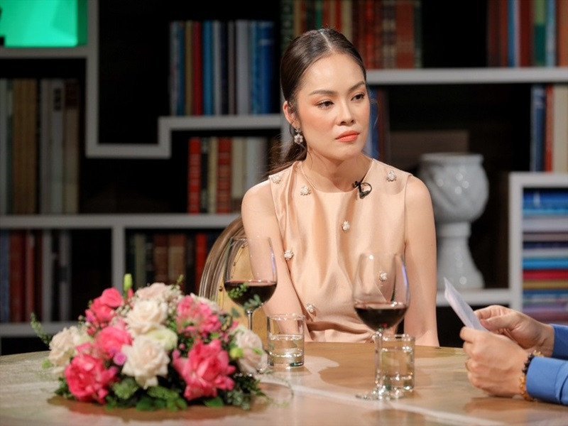 Dương Cẩm Lynh cho biết, cô đang nợ 6 tỷ đồng từ nhiều người, phải trả lãi lẫn gốc 200 triệu đồng mỗi tháng. Riêng người xuất hiện trong đoạn video đang lan truyền, bà mẹ hai con vay 300 triệu đồng. Dương Cẩm Lynh trả nợ cho người này 190 triệu đồng và hiện còn nợ 110 triệu đồng. Mỗi tháng, nữ diễn viên phải cho chủ nợ 20 triệu đồng, tuy nhiên tháng này cô trả chậm 5 ngày nên bị đòi nợ. Dương Cẩm Lynh khẳng định, bản thân đang cố gắng làm trả nợ. Về lý do vay 6 tỷ đồng, Dương Cẩm Lynh cho biết ngoài tiền kinh doanh, cô vay giúp người quen. Ảnh: Lao động