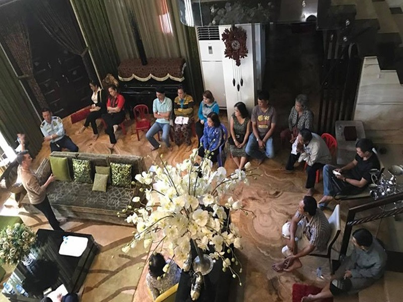 Tháng 2/2017, Mr Đàm đăng tải loạt ảnh trò chuyện cùng các chủ nợ của mẹ tại nhà riêng. Nam ca sĩ khẳng định đây sẽ là lần cuối cùng anh trả nợ thay mẹ đồng thời tuyên bố nhất định sẽ đưa những ai đẩy gia đình anh vào hoàn cảnh này ra ánh sáng. Ảnh: FBNV