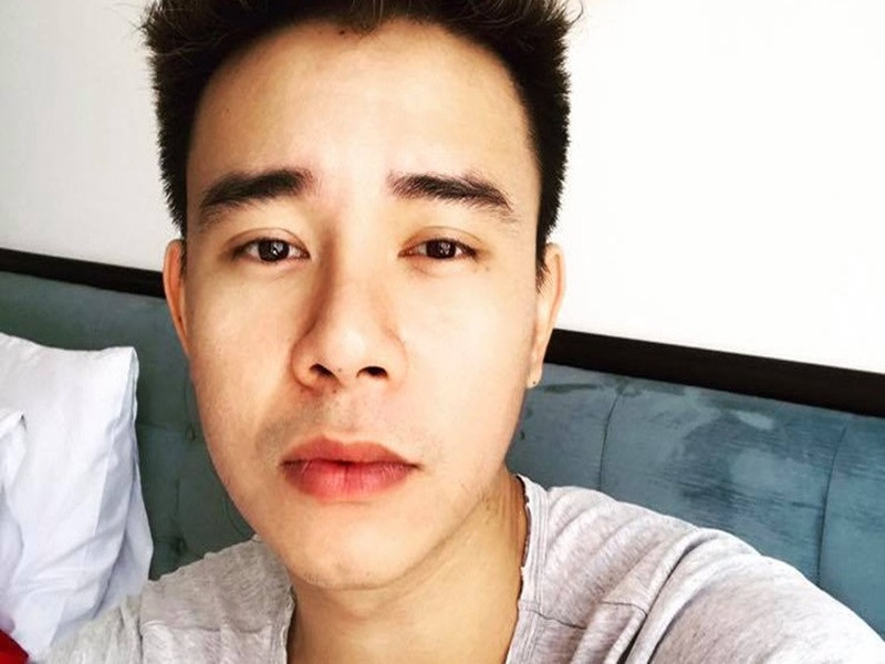 Năm 2017, thông tin Đông Hùng trả nợ tiền tỷ cho mẹ gây xôn xao. Theo lời nam ca sĩ, trong 4 năm, anh cật lực làm việc chỉ để trả khoản nợ 16 tỷ đồng của mẹ. Ảnh: FBNV