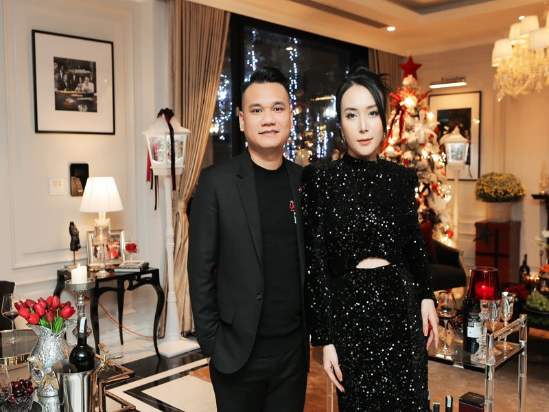 Sau khi kết hôn, Thảo Bebe hạn chế mặc táo bạo. “Anh Việt tôn trọng tôi và không góp ý gì chuyện này cả. Chỉ là tôi thấy cần phải thay đổi cho phù hợp với hoàn cảnh “gái đã có chồng” mà thôi”, Thảo Bebe chia sẻ trong cuộc phỏng vấn với Vietnamnet.