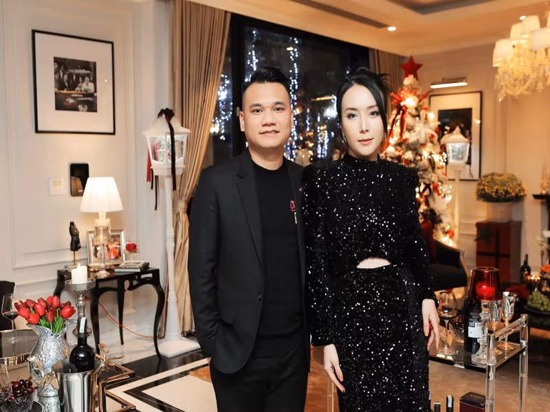 Sau khi kết hôn, Thảo Bebe hạn chế mặc táo bạo. “Anh Việt tôn trọng tôi và không góp ý gì chuyện này cả. Chỉ là tôi thấy cần phải thay đổi cho phù hợp với hoàn cảnh “gái đã có chồng” mà thôi”, Thảo Bebe chia sẻ trong cuộc phỏng vấn với Vietnamnet.