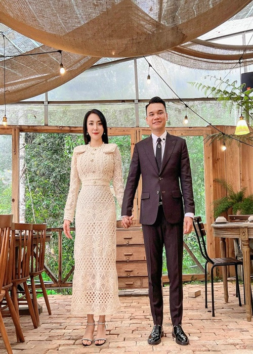 Khi mang bầu, nữ DJ càng được chồng cưng chiều. Khắc Việt có mặt mọi lúc, thỉnh thoảng massage và trò chuyện, động viên để vợ cảm thấy dễ chịu. Có lần 3h sáng bà xã thèm ăn gà luộc, Khắc Việt vẫn dậy làm cho vợ ăn. Nam ca sĩ còn mua thêm 2 căn nhà mặt đất ở TP HCM và Hà Nội để làm quà cho vợ.