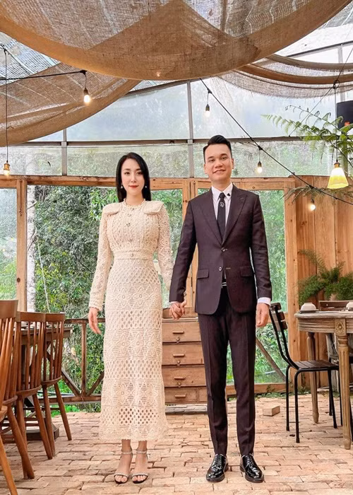 Khi mang bầu, nữ DJ càng được chồng cưng chiều. Khắc Việt có mặt mọi lúc, thỉnh thoảng massage và trò chuyện, động viên để vợ cảm thấy dễ chịu. Có lần 3h sáng bà xã thèm ăn gà luộc, Khắc Việt vẫn dậy làm cho vợ ăn. Nam ca sĩ còn mua thêm 2 căn nhà mặt đất ở TP HCM và Hà Nội để làm quà cho vợ.