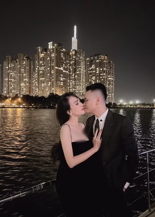 Nữ DJ chia sẻ, chồng là một người lãng mạn. Thảo Bebe khoe: “Anh Việt biết tôi thích trang sức nên thường các ngày như 8/3, anh Việt sẽ mời tôi đi ăn tối, tặng hoa kèm một món quà khi đôi bông tai, khi dây chuyền. Tất nhiên không phải tất cả đều rất giá trị nhưng cũng có những món tới vài trăm triệu đồng”.