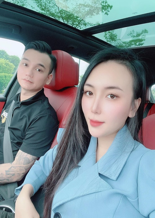 Khắc Việt chia sẻ, đôi lúc, vợ chồng có tranh cãi vì những chuyện nhỏ nhặt nhưng không giận nhau lâu. Anh khẳng định, vợ chồng anh chưa cãi nhau to bao giờ. “Nếu có dấu hiệu căng thẳng, một người sẽ dừng lại, chờ tâm trạng lắng xuống rồi mới tiếp tục chia sẻ". Khắc Việt bộc bạch trong cuộc phỏng vấn với Người đưa tin.