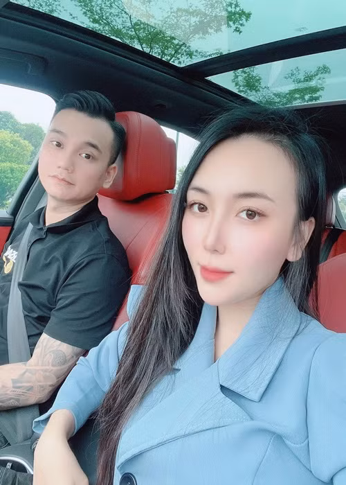 Khắc Việt chia sẻ, đôi lúc, vợ chồng có tranh cãi vì những chuyện nhỏ nhặt nhưng không giận nhau lâu. Anh khẳng định, vợ chồng anh chưa cãi nhau to bao giờ. “Nếu có dấu hiệu căng thẳng, một người sẽ dừng lại, chờ tâm trạng lắng xuống rồi mới tiếp tục chia sẻ". Khắc Việt bộc bạch trong cuộc phỏng vấn với Người đưa tin.