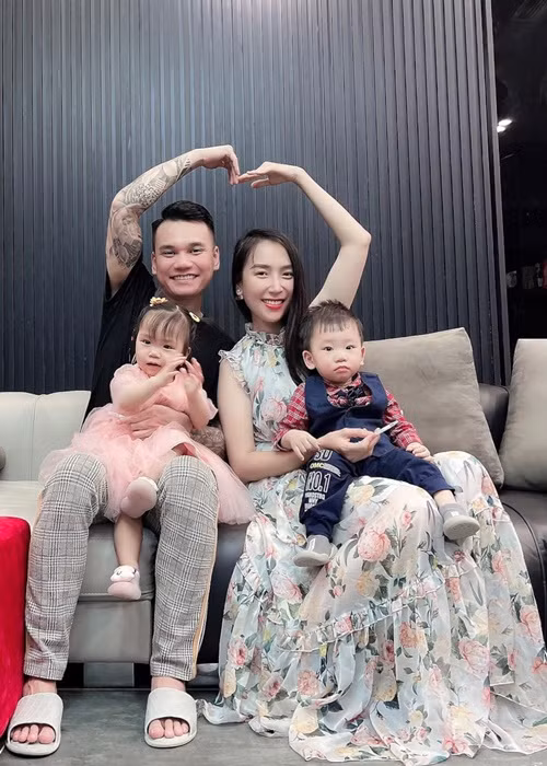 Nam nhạc sĩ không sợ việc chăm con, chỉ mong các con hiểu được tình yêu của bố mẹ dành cho mà luôn ngoan ngoãn và nghe lời bố mẹ hơn.