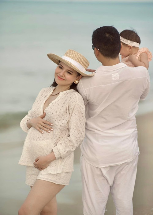 Khi chồng bị đồn từng qua một lần đò, Phanh Lee khéo phủ nhận tin đồn. “Chúng em đều là những người cưới lần đầu, nên đều rất háo hức và chờ đợi ngày hôm nay”, cô chia sẻ.