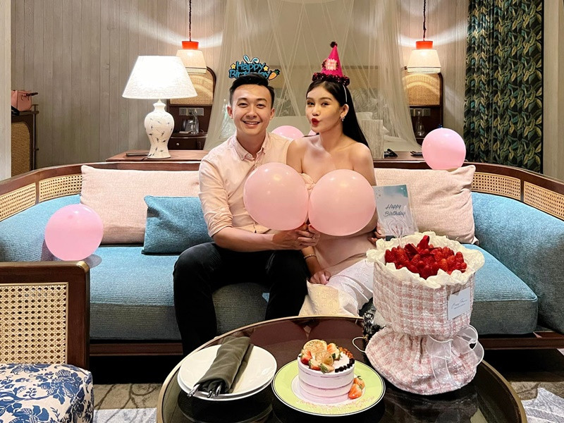 Trên trang cá nhân, Phan Tô Ny vừa chia sẻ loạt ảnh bà xã Lê Âu Ngân Anh đón sinh nhật lần thứ 28.