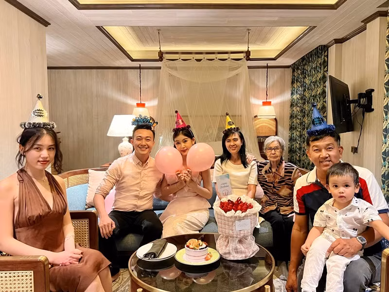 Nàng hậu đón tuổi mới bên những người thân.