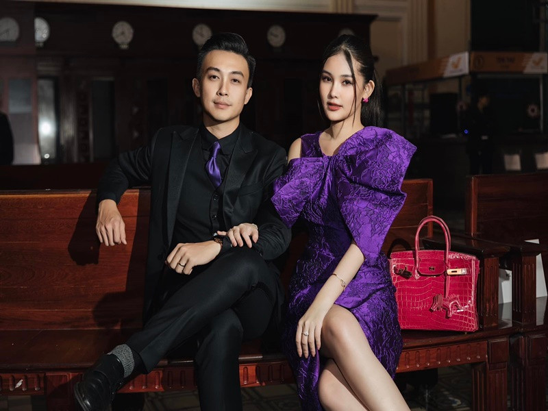 Đôi uyên ương tình tứ khi xuất hiện trước công chúng.