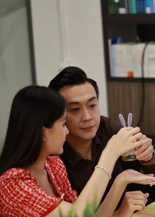 Trong cuộc phỏng vấn với Tổ Quốc, Ngân Anh khen chồng thông minh, có định hướng xa bởi vậy, về tài chính chung hay nhà cửa, anh sẽ quản lý còn cô đứng phía sau đồng hành cùng anh.